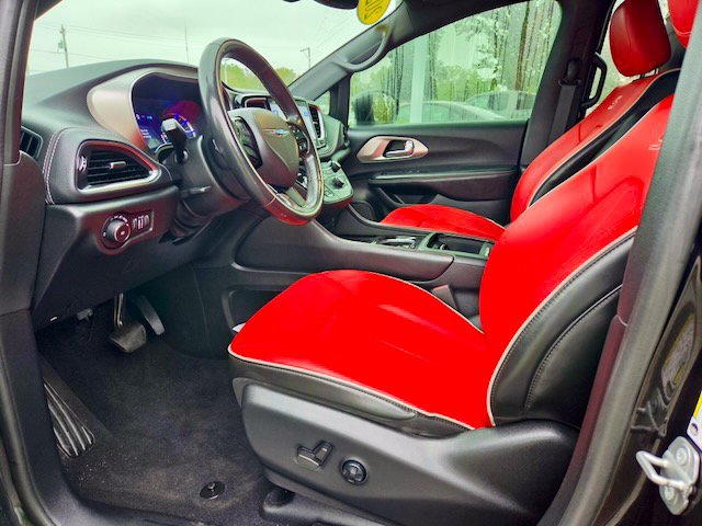 Used 2021 Chrysler Pacifica Limited w/ Uconnect Theater Family Group FWD image 14