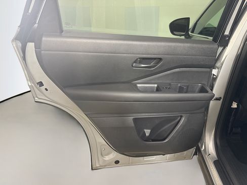 Used 2025 Nissan Pathfinder S AWD/4WD image 26