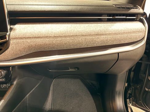 Used 2024 Jeep Compass Latitude image 28