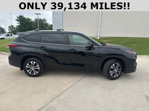 Used 2023 Toyota Highlander XLE AWD/4WD image 2