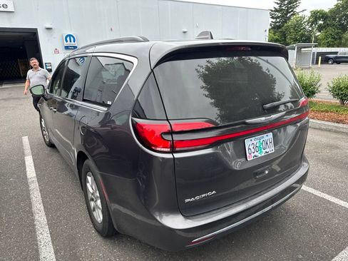 Used 2022 Chrysler Pacifica Touring-L FWD image 4