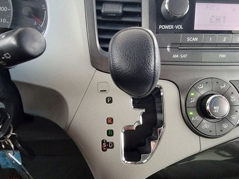 Used 2011 Toyota Sienna w/ Towing Pkg FWD image 17