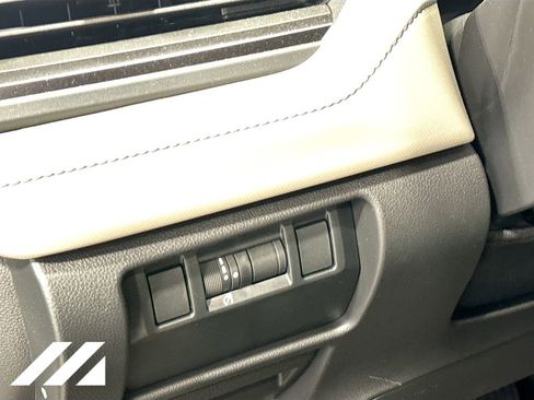 Used 2025 Subaru Forester Premium AWD/4WD image 10