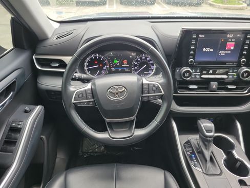 Used 2022 Toyota Highlander XLE FWD image 19