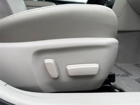 Used 2012 Toyota Camry XLE w/ Leather Pkg FWD image 40