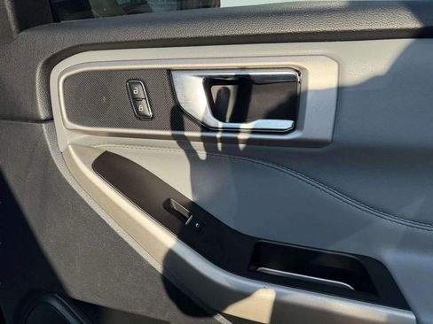 Used 2021 Ford Explorer XLT w/ Equipment Group 202A image 9