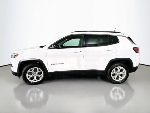Used 2024 Jeep Compass Latitude image 4