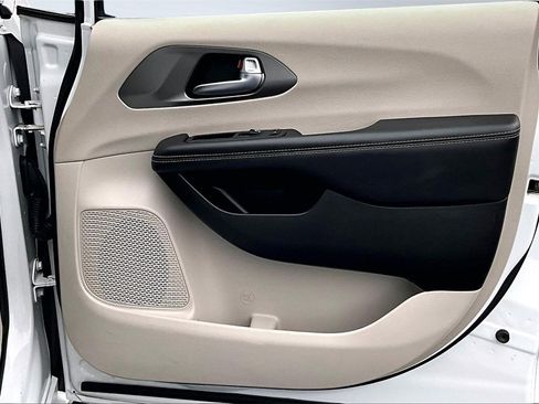 Used 2023 Chrysler Pacifica Touring-L image 23