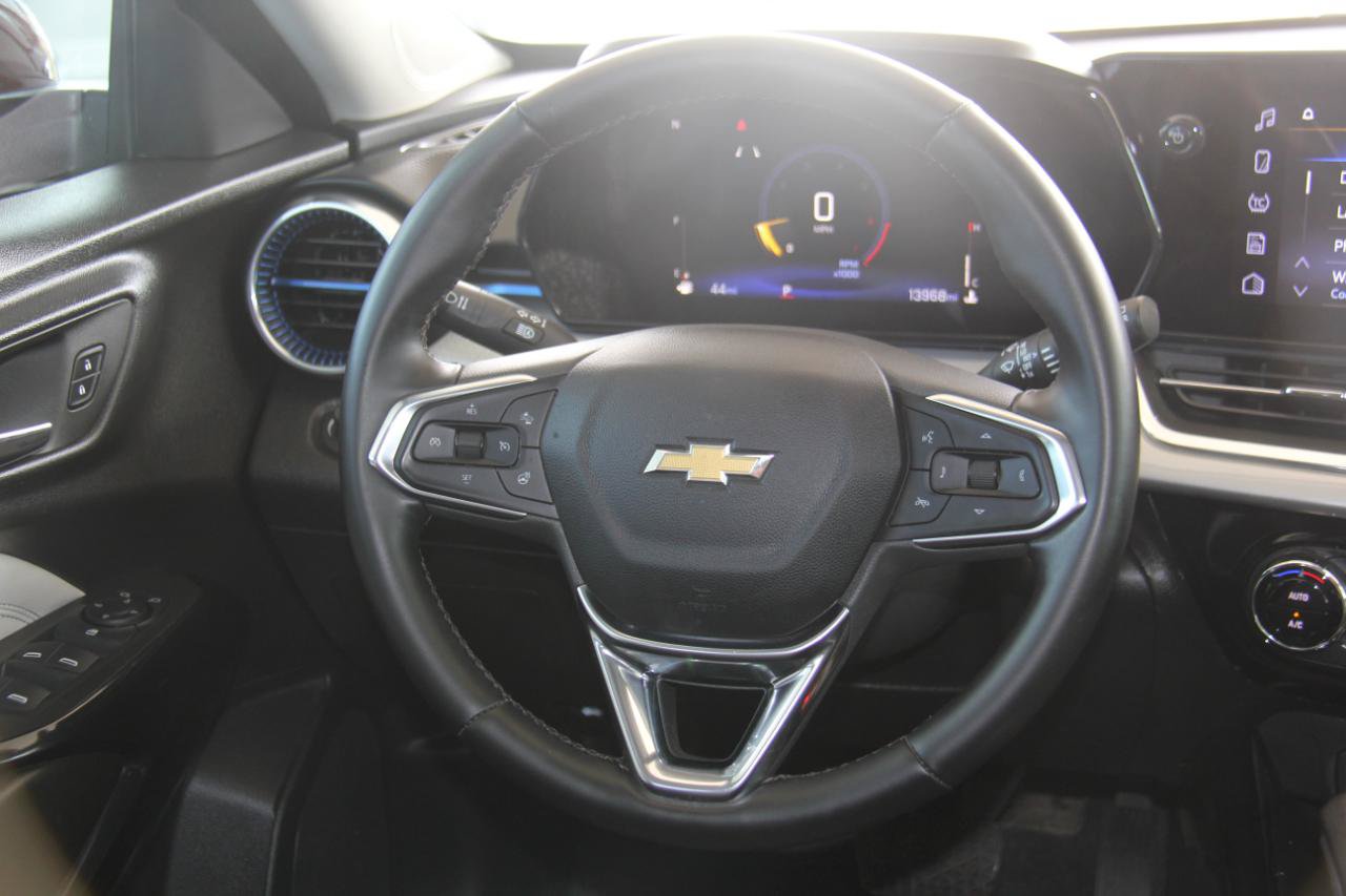 Used 2025 Chevrolet Trax LT w/ LT Convenience Package FWD image 11