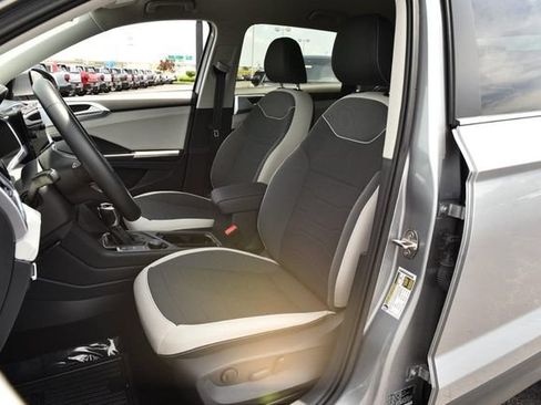 Used 2025 Volkswagen Taos SE AWD/4WD image 19