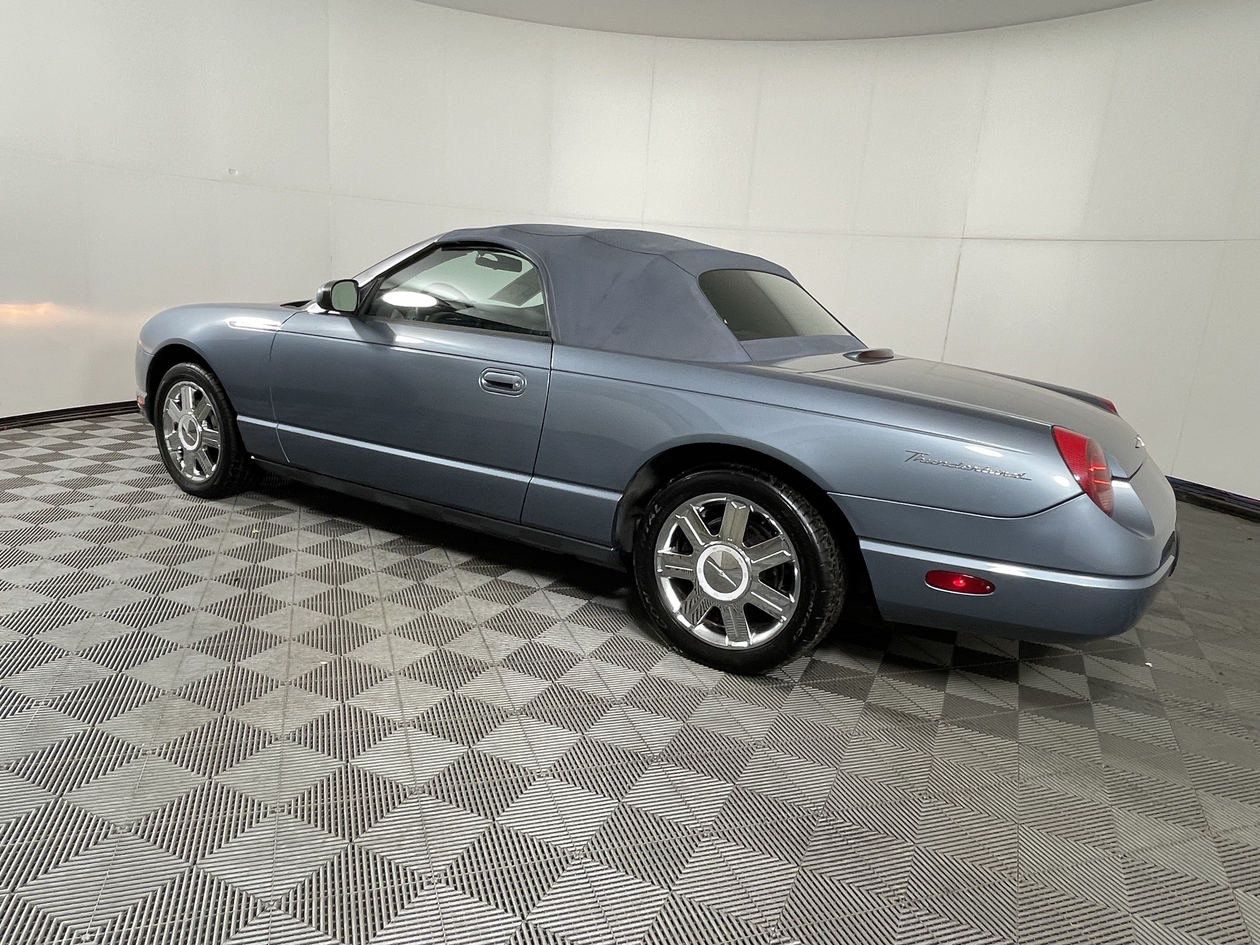 Used 2005 Ford Thunderbird RWD image 3