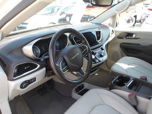 Used 2017 Chrysler Pacifica Touring-L image 11