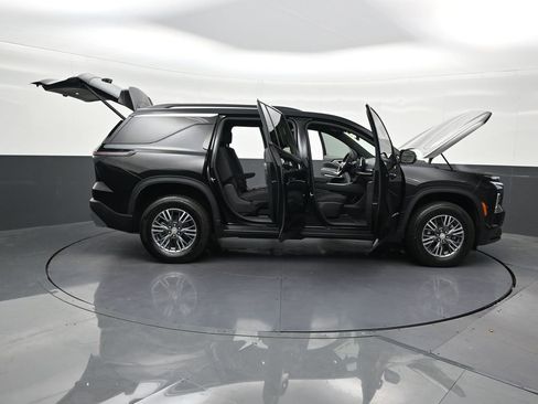 Used 2025 Chevrolet Traverse LT FWD image 35