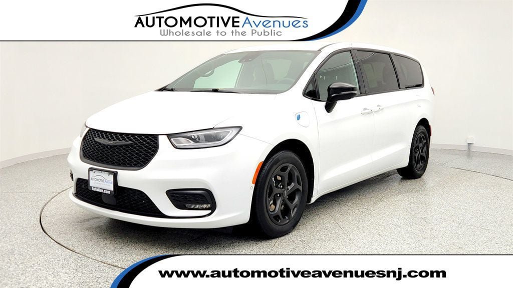 Used 2024 Chrysler Pacifica Limited FWD image 1