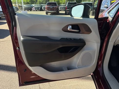 Used 2022 Chrysler Voyager LX FWD image 19