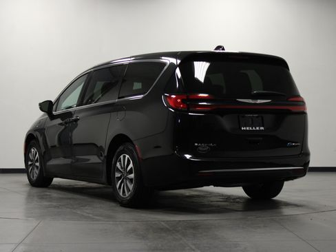 Used 2023 Chrysler Pacifica Touring-L FWD image 6