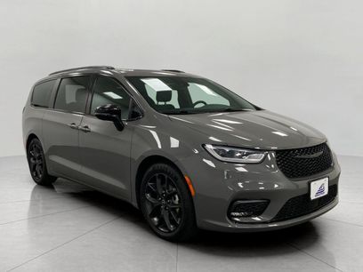 Used 2025 Chrysler Pacifica Limited