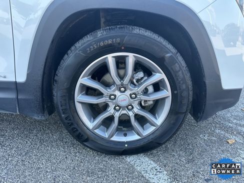 Used 2024 GMC Terrain SLT image 40