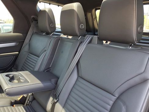 Used 2025 Land Rover Discovery Dynamic SE image 12