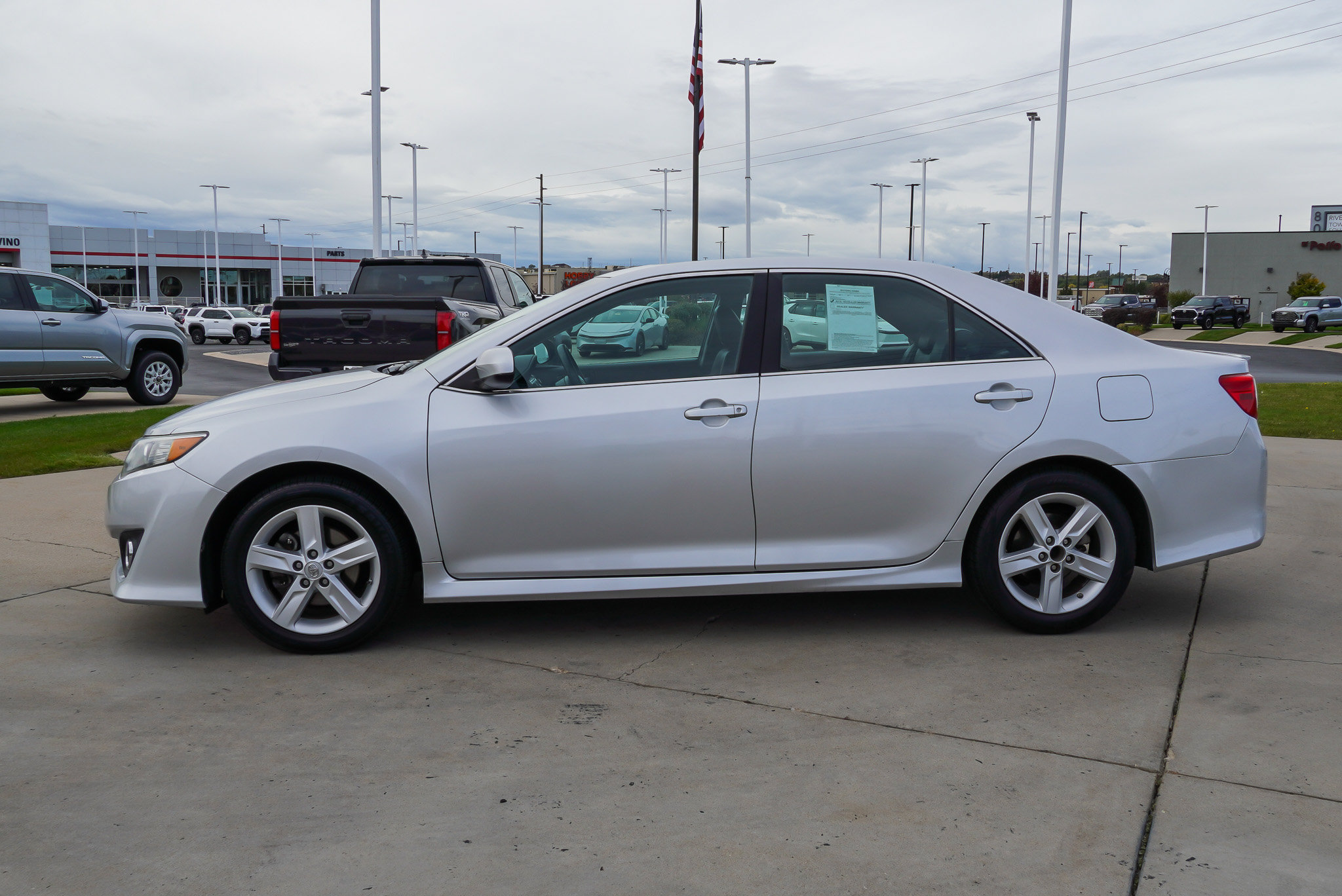 Used 2013 Toyota Camry SE FWD image 5