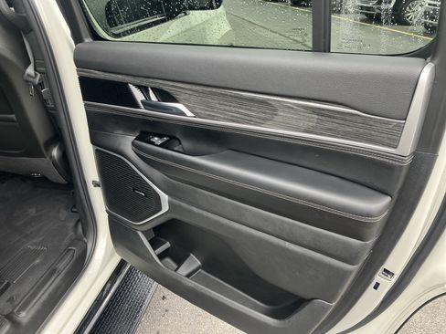 Used 2022 Jeep Wagoneer Series III w/ Flexible Seating Group AWD/4WD image 11