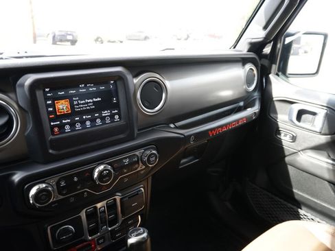 Used 2020 Jeep Wrangler Unlimited Rubicon w/ Cold Weather Group AWD/4WD image 20