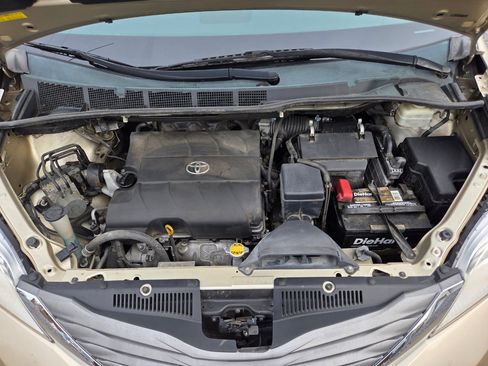 Used 2011 Toyota Sienna XLE image 29