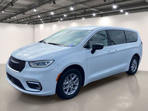 Used 2024 Chrysler Pacifica Touring-L FWD image 3