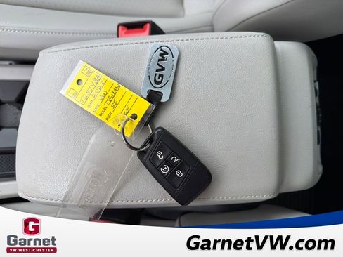 Used 2023 Volkswagen Tiguan SE w/ Panoramic Sunroof Package image 29