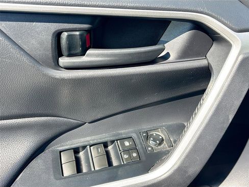 Used 2019 Toyota RAV4 LE image 18
