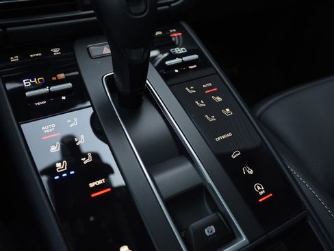 Certified 2026 Porsche Macan AWD/4WD image 23