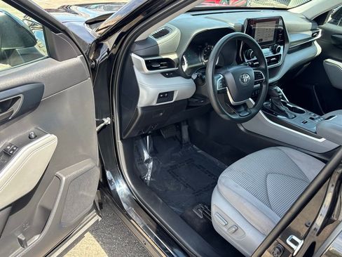 Used 2023 Toyota Highlander L FWD image 9