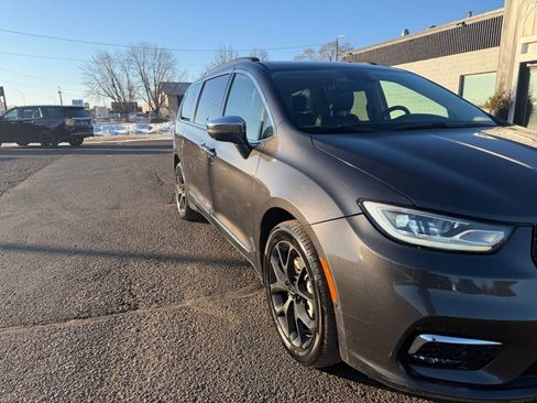 Used 2022 Chrysler Pacifica Limited AWD/4WD image 13