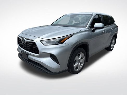 Used 2023 Toyota Highlander L FWD image 4