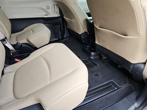 Used 2021 Toyota Sienna XLE image 11