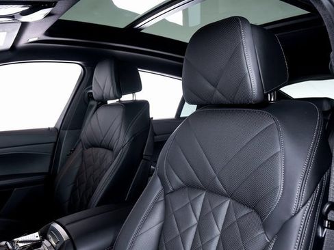 Used 2023 BMW X6 M50i w/ Parking Assistance Package image 17