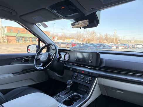 Used 2023 Kia Carnival LX image 16