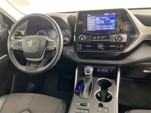 Used 2022 Toyota Highlander LE image 13