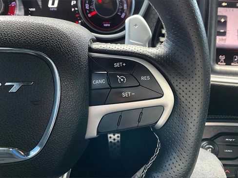 Used 2015 Dodge Challenger SRT image 21