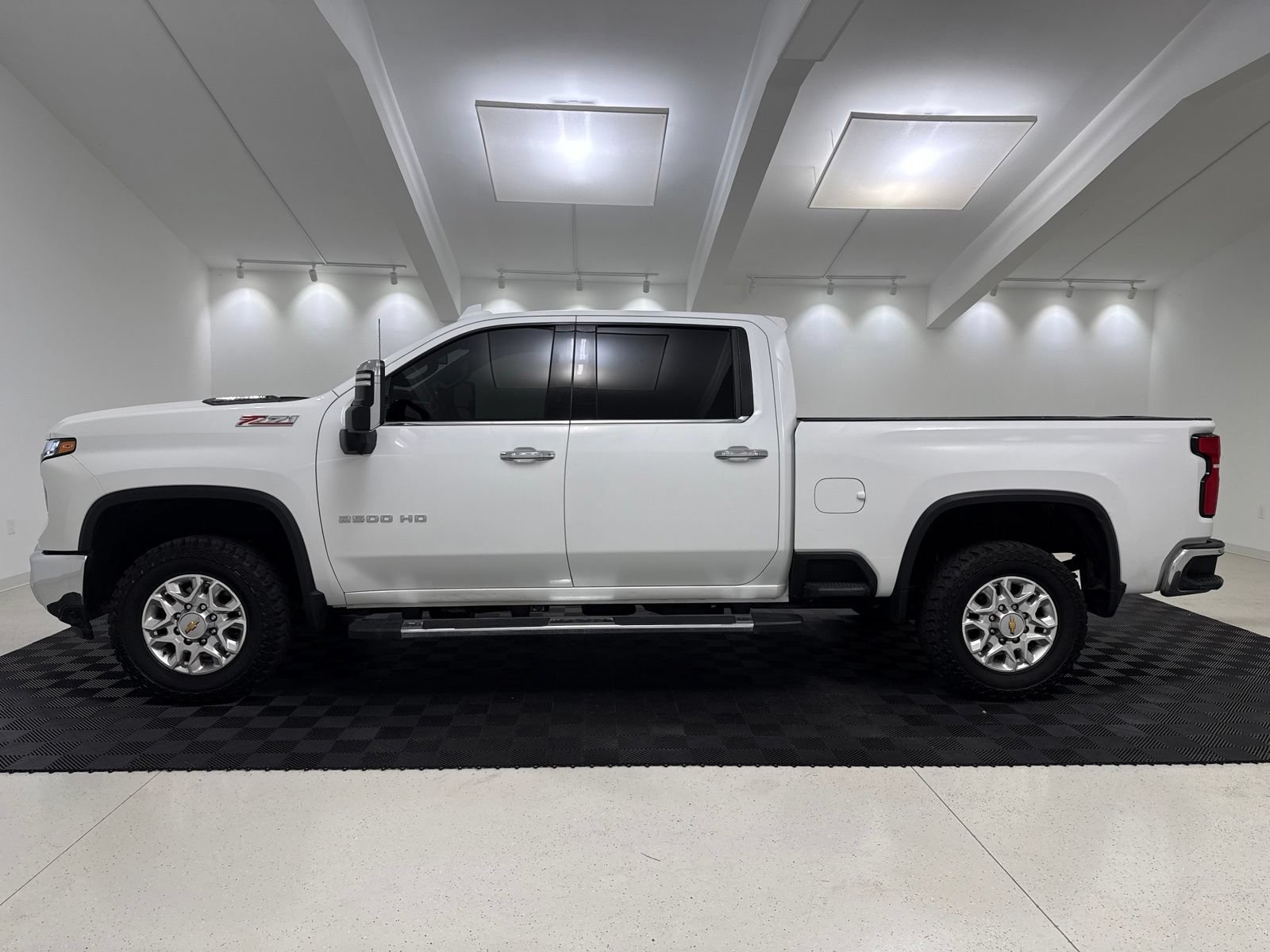 Used 2024 Chevrolet Silverado 2500 LTZ w/ LTZ Convenience Package AWD/4WD image 4