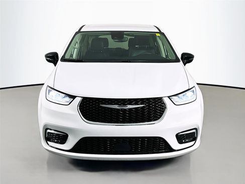 Used 2024 Chrysler Pacifica Select image 3