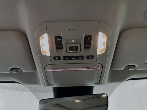 Used 2023 Toyota Highlander XLE image 18