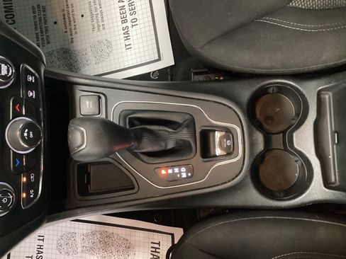 Used 2021 Jeep Cherokee Latitude FWD image 27