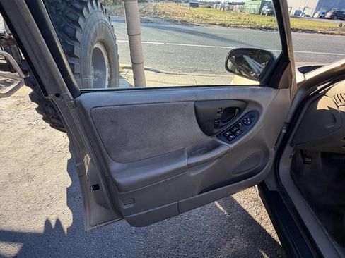 Used 2001 Chevrolet Malibu V6 w/ Preferred Equipment Group 1 image 15