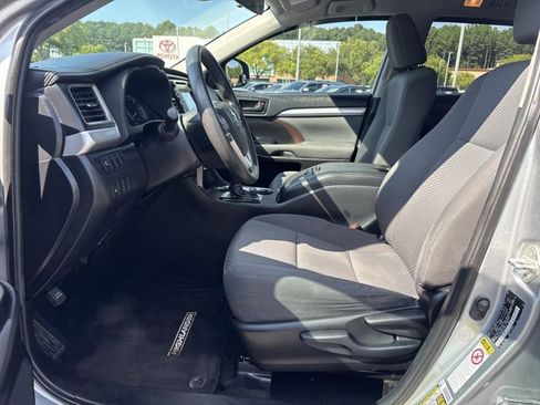 Used 2019 Toyota Highlander LE AWD/4WD image 10