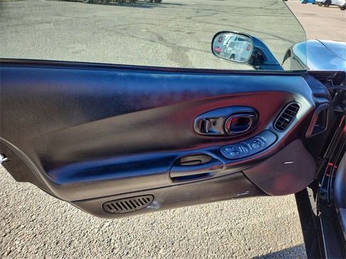 Used 2004 Chevrolet Corvette Coupe image 18