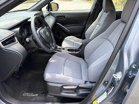 Used 2023 Toyota Corolla Cross S AWD/4WD image 9