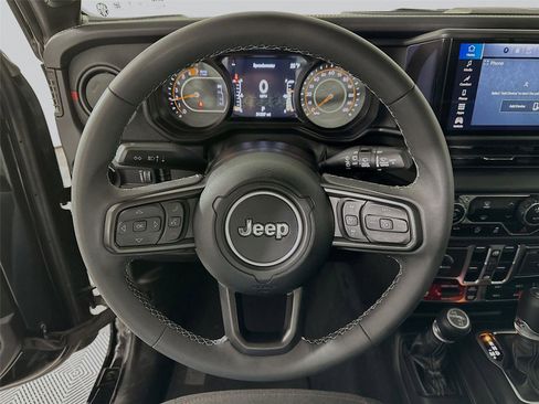 Used 2025 Jeep Wrangler Unlimited Rubicon image 17