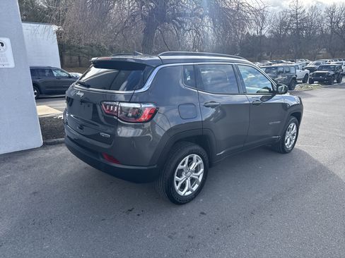 Used 2024 Jeep Compass Latitude w/ Convenience Group image 3