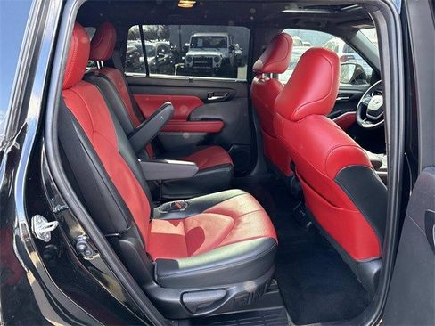 Used 2022 Toyota Highlander XSE image 11